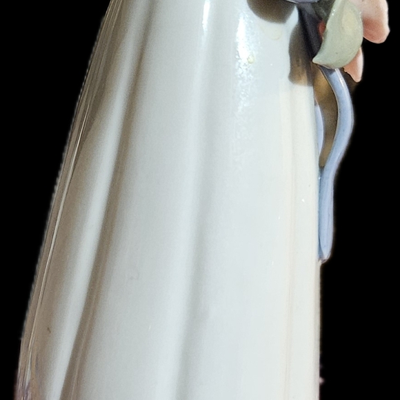 Vintage Set of 3 bud vases with raised flower in different sizes and patterns. - Picture 8 of 16